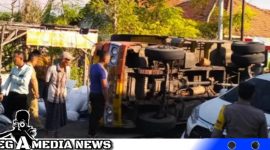 Caption: truk bermuatan tepung kecelakaan di jalan raya Camplong,(dok. regamedianews).