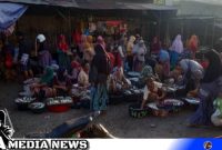 Caption: tampak pedagang lapak ikan menempati jalan untuk berjualan di belakang Pasar Srimangunan Sampang, (dok. regamedianews).