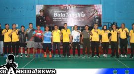 Caption: Kapolres Sampang AKBP Siswantoro pose bersama saat membuka lomba badminton di GOR Indoor, (dok. regamedianews).