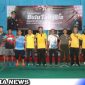 Caption: Kapolres Sampang AKBP Siswantoro pose bersama saat membuka lomba badminton di GOR Indoor, (dok. regamedianews).