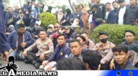 Caption: Kapolres Bangkalan temui mahasiswa UTM saat demo ke Mapolres Bangkalan, (dok. regamedianews).