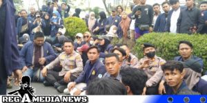 Mahasiswa UTM Labrak Polres Bangkalan