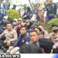 Caption: Kapolres Bangkalan temui mahasiswa UTM saat demo ke Mapolres Bangkalan, (dok. regamedianews).
