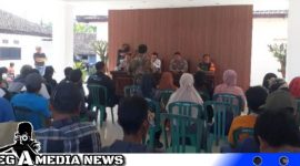 Caption: puluhan warga Desa Kepanjen saat datangi kantor Kecamatan Gumukmas, (dok. regamedianews).
