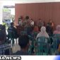 Caption: puluhan warga Desa Kepanjen saat datangi kantor Kecamatan Gumukmas, (dok. regamedianews).