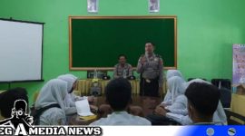 Caption: Kanit Bintibsos Satbinmas Polres Sampang, saat memberikan pembinaan kepada pelajar MAN Sampang, (dok. regamedianews).