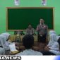 Caption: Kanit Bintibsos Satbinmas Polres Sampang, saat memberikan pembinaan kepada pelajar MAN Sampang, (dok. regamedianews).