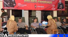 Caption: Kapolres Sampang AKBP Siswantoro saat mendonorkan darahnya, (dok. regamedianews).