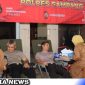 Caption: Kapolres Sampang AKBP Siswantoro saat mendonorkan darahnya, (dok. regamedianews).