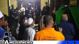 Caption: warga saat hendak memandikan jasad korban ODGJ tewas dalam sumur, (dok. regamedianews).