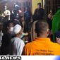 Caption: warga saat hendak memandikan jasad korban ODGJ tewas dalam sumur, (dok. regamedianews).