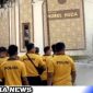 Caption: Datangi Masjid Nurul Huda, Polsek Omben sambut HUT Bhayangkara ke-77 dengan bakti sosial bersih-bersih, (dok. regamedianews).