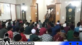 Caption: anggota Satbinmas Polres Sampang Aipda Liwail Amri, memberikan edukasi kepada santri pesantren, (dok. regamedianews).