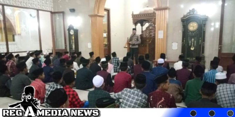 Caption: anggota Satbinmas Polres Sampang Aipda Liwail Amri, memberikan edukasi kepada santri pesantren, (dok. regamedianews).
