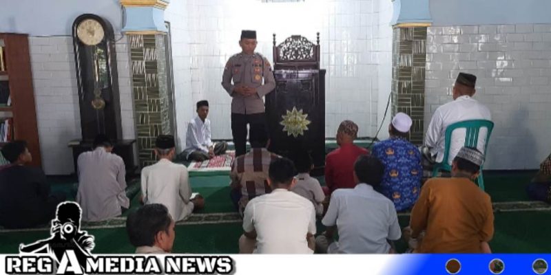 Caption: anggota Satbinmas Polres Sampang saat safari sholat dzuhur, sampaikan imbauan Harkamtibmas, (dok. regamedianews).