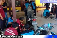 Caption: Pelajar SMKN 1 Omben bersama Polsek Omben berikan pelayanan service motor gratis kepada masyarakat, (dok. regamedianews).