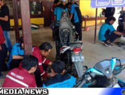 Polisi Gandeng Pelajar Sampang Sajikan Service Gratis