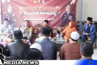 Caption: Kapolres Sampang AKBP Siswantoro saat hadiri Jumat Curhat Spesial di Desa Pacanggaan, Pangarengan, (dok. regamedianews).