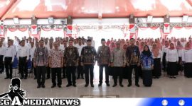 Caption: Bupati didampingi Wabup Sampang dan kepala OPD saat menyerahkan SK PPPK, (dok. regamedianews).