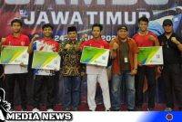 Caption: Ketua KONI Bangkalan Fauzan Jakfar, bersama para atlet dan Kepala BPJS Ketenagakerjaan Madura Indriyatno, (dok. regamedianews).