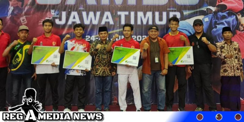 Caption: Ketua KONI Bangkalan Fauzan Jakfar, bersama para atlet dan Kepala BPJS Ketenagakerjaan Madura Indriyatno, (dok. regamedianews).