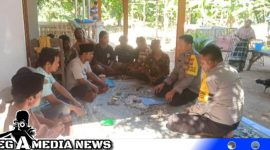 Caption: Polisi RW Polres Sampang memberikan pemahaman dan imbauan kepada warga, di lokasi tren sabung ayam, (dok. regamedianews).