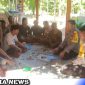 Caption: Polisi RW Polres Sampang memberikan pemahaman dan imbauan kepada warga, di lokasi tren sabung ayam, (dok. regamedianews).