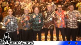 Caption: pose bersama Direktur Produk Hukum Daerah Kementerian Dalam Negeri Makmur Marbun, Deputi Bidang Kepesertaan Korporasi dan Institusi BPJS Ketenagakerjaan Muhyidin, Kepala BPJS Ketenagakerjaan Jatim Hadi Purnomo.
