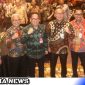 Caption: pose bersama Direktur Produk Hukum Daerah Kementerian Dalam Negeri Makmur Marbun, Deputi Bidang Kepesertaan Korporasi dan Institusi BPJS Ketenagakerjaan Muhyidin, Kepala BPJS Ketenagakerjaan Jatim Hadi Purnomo.