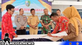 Caption: penandatanganan serah terima jabatan Penjabat (PJ) kepala desa di Kecamatan Omben, Kabupaten Sampang, (dok. regamedianews).