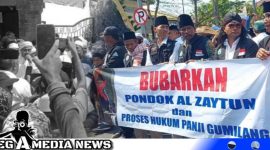 Caption: Forum Umat Islam Bersatu saat demo kantor Kemenag Sampang, (dok. regamedianews).