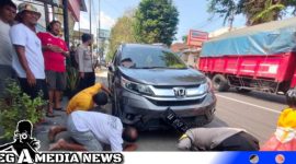 Caption: warga mengecek bagian bawah mobil Honda BRV yang terlibat kecelakaan, (dok. regamedianews).