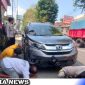 Caption: warga mengecek bagian bawah mobil Honda BRV yang terlibat kecelakaan, (dok. regamedianews).
