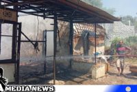 Caption: petugas damkar dan warga memadamkan api rumah kontrakan penjual es, (dok. regamedianews).