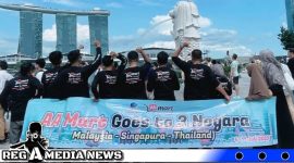Keluarga besar AA Mart dan karyawan terpilih saat berada di Singapura 