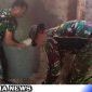 Caption: Satgas TMMD Kodim 0828 Sampang tengah melakukan pemelesteran dinding renovasi rutilahu, (dok. regamedianews). 