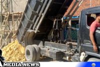 Caption: pengirimaan bahan material ke lokasi sasaran fisik program TMMD di Desa Pasarenan Kedungdung Sampang, (dok. regamedianews). 