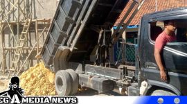 Caption: pengirimaan bahan material ke lokasi sasaran fisik program TMMD di Desa Pasarenan Kedungdung Sampang, (dok. regamedianews). 