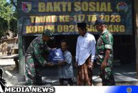 Caption: penyerahan paket sembako kepada warga pemilik rutilahu oleh Satgas TMMD Kodim 0828 Sampang, (dok. regamedianews). 