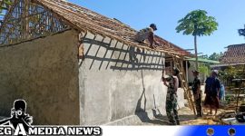 Caption: Satgas TMMD Kodim 0828 Sampang bahu membahu bersama warga pasang atap rutilahu warga Pasarenan, (dok. regamedianews). 