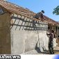 Caption: Satgas TMMD Kodim 0828 Sampang bahu membahu bersama warga pasang atap rutilahu warga Pasarenan, (dok. regamedianews). 
