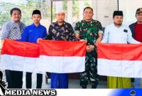 Caption: bentangkan bendera merah putih usai penyuluhan wawasan kebangsaan di lokasi TMMD, Desa Pasarenan, Kedungdung, Sampang, (dok. regamedianews). 