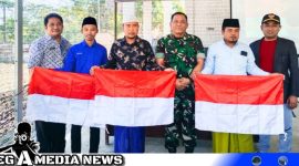 Caption: bentangkan bendera merah putih usai penyuluhan wawasan kebangsaan di lokasi TMMD, Desa Pasarenan, Kedungdung, Sampang, (dok. regamedianews). 