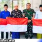 Caption: bentangkan bendera merah putih usai penyuluhan wawasan kebangsaan di lokasi TMMD, Desa Pasarenan, Kedungdung, Sampang, (dok. regamedianews). 