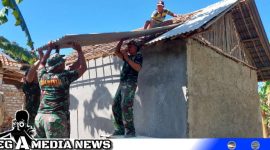 Caption: Gotong royong Satgas TMMD Kodim 0828 Sampang dan warga pasang asbes atap rutilahu di Desa Pasarenan, (dok. regamedianews). 