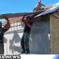 Caption: Gotong royong Satgas TMMD Kodim 0828 Sampang dan warga pasang asbes atap rutilahu di Desa Pasarenan, (dok. regamedianews). 
