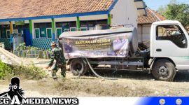 Caption: truk tangki dropping air bersih ke lokasi TMMD di Desa Pasarenan Kedungdung Sampang, (dok. regamedianews). 