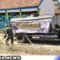 Caption: truk tangki dropping air bersih ke lokasi TMMD di Desa Pasarenan Kedungdung Sampang, (dok. regamedianews). 