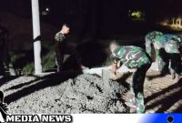Caption: saat malam pengerjaan rabat beton di Desa Pasarenan Kedungdung terus kebut dilakukan Satgas TMMD Kodim 0828 Sampang, (dok. regamedianews). 