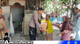 Caption: Polisi RW Polres Sampang memberikan bantuan sembako kepada nenek Sumari, (dok. regamedianews). 